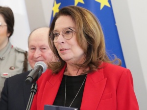 „Schröder w spódnicy” zaproszona przez marszałek Senatu? Ekspert mówi o skandalu