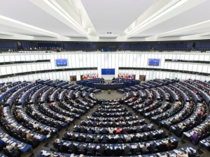 Nowy europejski sondaż: „Znaczące przesunięcie w prawo unijnej sceny politycznej”