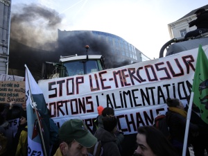 „Nowy Traktat UE pisany jest teraz przez europejskich rolników na ulicach Brukseli”