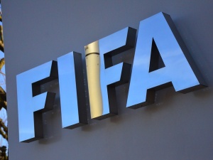 Szokujący pomysł. FIFA chce całkowicie zrewolucjonizować piłkarskie transfery 