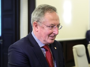 Sienkiewicz ulega presji i publikuje opinie prawne ws. TVP. Dziennikarz WP: „To nie te opinie”