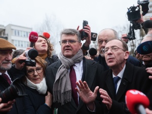 Gorąco pod Sejmem. Straż Marszałkowska utrudnia posłom Kamińskiemu i Wąsikowi wejście do budynku [WIDEO]