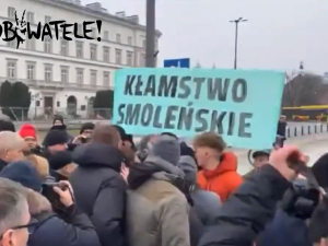 Gorąco na miesięcznicy smoleńskiej. Kaczyński zerwał baner, doszło do awantury 
