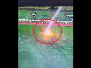 Piorun uderzył piłkarza podczas meczu. Szokujące nagranie [WIDEO]