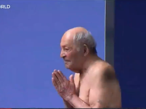 Widownia była w szoku. Stulatek wykonał skok do wody na Mistrzostwach Świata [WIDEO]