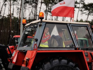 Rolnicy oskarżani o nieprzepuszczenie karetki. Branżowy portal pokazuje jak karnie tworzą korytarz życia [VIDEO]