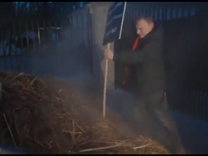 Dwie tony obornika wyrzucone przed willą rosyjskiego ambasadora w Polsce [WIDEO] 