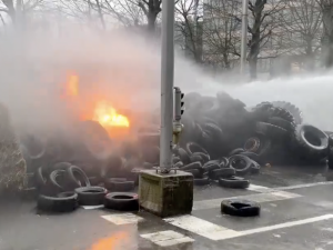 Rolnicy podpalili opony w pobliżu siedziby Komisji Europejskiej. Policja użyła armatek wodnych [WIDEO]
