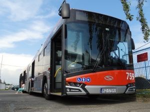 Kto wypchnął kontrolerkę biletów z autobusu miejskiego? 