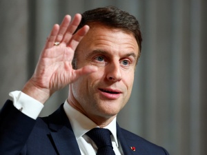„Na Kremlu strzelają korki od szampana”. Macron pod ostrzałem w niemieckiej prasie