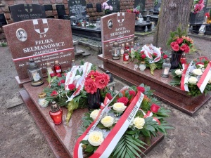 Kwiaty i znicze na grobach „Inki” i „Zagończyka”. Solidarność pamięta o Żołnierzach Wyklętych