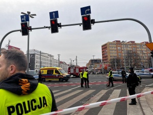 Szczecin: Kierowca wjechał w grupę ludzi i uciekł. Wielu rannych