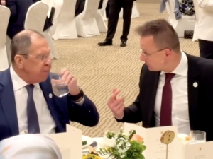 Szef węgierskiego MSZ spotkał się z Ławrowem w dzień pogrzebu Nawalnego