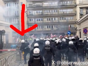 Policyjna prowokacja? Jest nagranie z policjantem rzucającym prawdopodobnie kostką brukową w rolników [VIDEO]