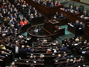 Sejm przyjął uchwałę ws. „usunięcia skutków kryzysu konstytucyjnego”