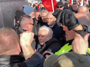 Gorąco podczas miesięcznicy smoleńskiej. Doszło do przepychanek [WIDEO] 