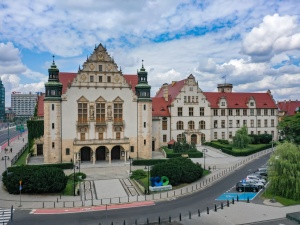 Uniwersytet Adama Mickiewicza promuje w kampanii wyborczej spotkanie oznaczone logotypem KO. „To nowe standardy?”