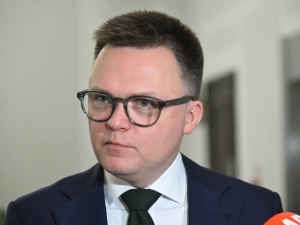 Rolnicy wyrzucili obornik przed dom Hołowni. Marszałek Sejmu reaguje