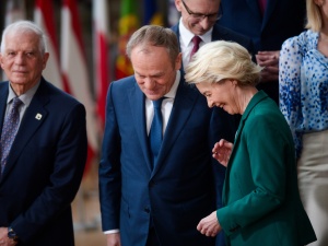 Politico: Atakując prezesa NBP, Tusk ryzykuje awanturę z Europejskim Bankiem Centralnym