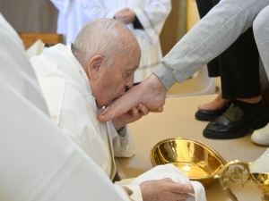 Papież umył nogi dwunastu więźniarkom