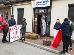 Protesty rolnicze przed biurami posłów w całej Polsce. Słoma i gnojowica przed biurem Hołowni