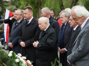 Jarosław Kaczyński zabrał obraźliwy wieniec spod pomnika smoleńskiego. Policja wydała oświadczenie