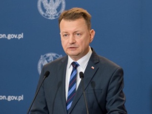 Były szef MON alarmuje: Umowy czekają cały czas na podpis