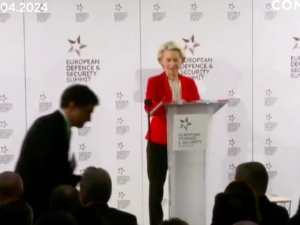 Dziennikarz próbował dokonać zatrzymania obywatelskiego Ursuli von der Leyen [WIDEO]