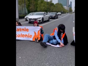 Aktywiści klimatyczni przykleili się do asfaltu. Interweniowała policja [WIDEO]