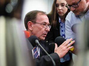 „Jest pan świnią”. Mariusz Kamiński opuścił posiedzenie komisji po pytaniu Jońskiego [WIDEO]