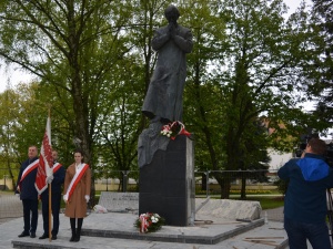 Imieniny bł. ks. Popiełuszki. Podlaska Solidarność złożyła kwiaty pod pomnikiem