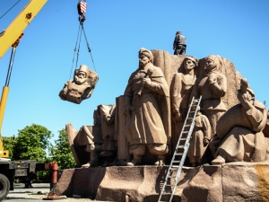 Kijów: Trwa demontaż pomnika upamiętniającego ugodę perejasławską, w ramach której Chmielnicki oddał Ukrainę Rosji