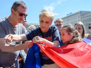 Scheuring-Wielgus zszyła flagi RP i UE. Burza w sieci