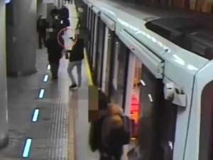 Atakował pasażerów metra. Niepokojące nagranie z Warszawy