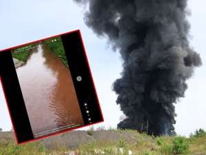 Rzeka stała się czerwona po pożarze w Siemianowicach Śląskich. Władze alarmują