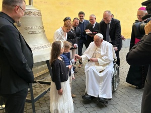 Franciszek poświęcił dzwon Głos Nienarodzonych i przypomniał o potrzebie ochrony życia