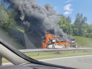 Pożar autokaru na A4 [WIDEO]