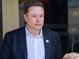 Elon Musk skomentował rozporządzenie Trzaskowskiego zakazujące krzyży w urzędzie