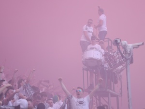 Kibice Legii przeciw decyzji Trzaskowskiego: Łapy precz od krzyża [FOTO]
