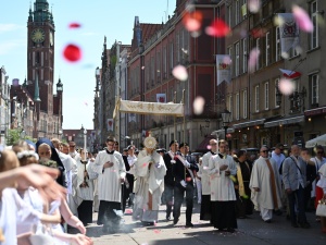 Przez miasta i wsie w całej Polsce przeszły masowe procesje Bożego Ciała [FOTO, WIDEO]