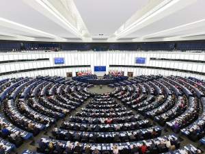 Politico: W Parlamencie Europejskim może powstać trzecia frakcja na prawicy