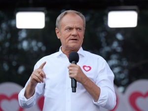 Onet pisze o „mizernej frekwencji” na wiecu Tuska i „beznadziejnej kampanii”