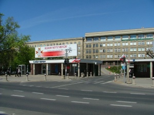 Nie żyje polski żołnierz. Polacy przynoszą kwiaty pod szpital na ul. Szaserów w Warszawie 