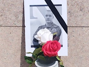 Mieszkańcy Michałowa uczcili poległego żołnierza. Kwiaty i znicze natychmiast zniknęły
