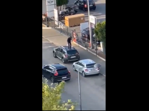 Czarnoskóry mężczyzna demolował samochody w Warszawie 