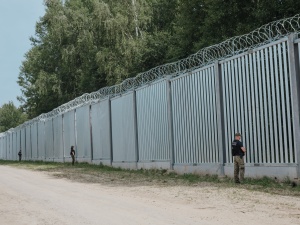 Czy wojsko powinno używać broni wobec migrantów przekraczających granicę? Jest sondaż 