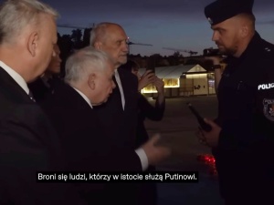Jarosław Kaczyński starł się z policjantami pod pomnikiem smoleńskim. „Chuliganeria, putinada” [WIDEO]