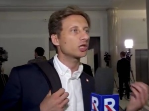 Sterczewski chciał „skanować twarze” polskich strażników. Teraz mówi, że to był „żart”