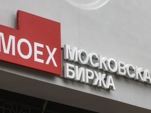 Krach na rosyjskiej giełdzie. Brokerzy blokują transakcje klientów