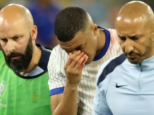 Kylian Mbappé zszedł z boiska cały we krwi. Już wiadomo, co mu się stało 